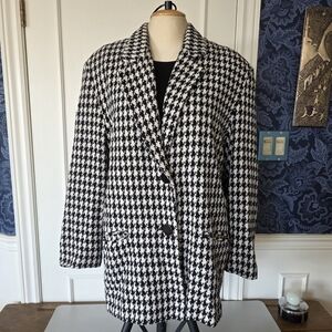 Vintage houndstooth blazer in black and cream. Size Lg to XL Boxy fit